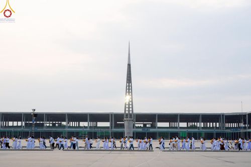 ภาพ No.214902:วันเสาร์ที่ 5 เมษายน พ.ศ. 2568 พิธีเวียนประทักษิณรอบพระมหาธรรมกายเจดีย์  พิธีวันทาเจดีย์ พิธีขอขมาและมอบผ้าไตร ในโครงการบรรพชาสามเณรฟื้นฟูพระพุทธศาสนาทั่วไทย , โครงการหน่อแก้วเปรียญธรรม รุ่นที่ 13 ,  โครงการสามเณรยุวธรรมทายาท รุ่นที่ 33 , โครงการสามเณรมั