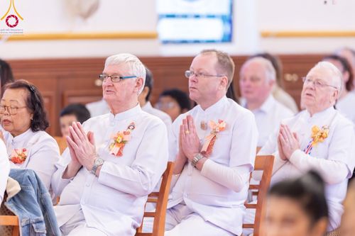ภาพ No.96378:พิธีทอดกฐินราชันปฐพี ราชินีที่ดิน เพื่อซื้อที่ดินหลังโบสถ์ ฉลองครบรอบ 10 ปีสถาปนาโบสถ์วัดพุทธ วันอาทิตย์ที่ 19 พฤศจิกายน พ.ศ. 2566 ณ วัดพระธรรมกายนิวคาสเซิล ประเทศอังกฤษ