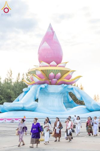 ภาพ No.250493:วันพุธที่ 8 ตุลาคม พ.ศ. 2568 พิธีตักบาตรเทโวโรหณะ ณ ลานธรรมปทุมรัตน์ธรรมเจดีย์ พุทธอุทยานนานาชาติ อ.โพนพิสัย จ.หนองคาย