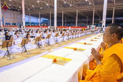 ภาพ No.202256:พิธีถวายภัตตาหารเป็นสังฆทาน แด่พระธรรมยาตรา ณ วัดพระธรรมกาย ตำบลคลองสาม อำเภอคลองหลวง จังหวัดปทุมธานี ในโครงการธรรมยาตรา กตัญญูบูชา มหาปูชนียาจารย์ พระมงคลเทพมุนี(สด จนฺทสโร) พระผู้ปราบมาร อนุสรณ์สถาน 7 แห่ง ปีที่ 13 วันที่ 27 มกราคม พ.ศ. 2568