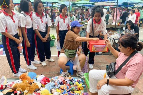 ภาพ No.182145:พิธีทอดกฐิน ณ วัดท่านางหอม จ.สงขลา ในโครงการทอดกฐินสามัคคีทั่วไทย 30,000 วัด บูชาธรรม 80 ปี หลวงพ่อธัมมชโย โดยคณะศิษยานุศิษย์วัดพระธรรมกาย วันที่ 27 ตุลาคม พ.ศ. 2567 กฐินสัมฤทธิ์เด็กดี V-Star โรงเรียนท่าจีนอุดมวิทยา จ.สงขลา