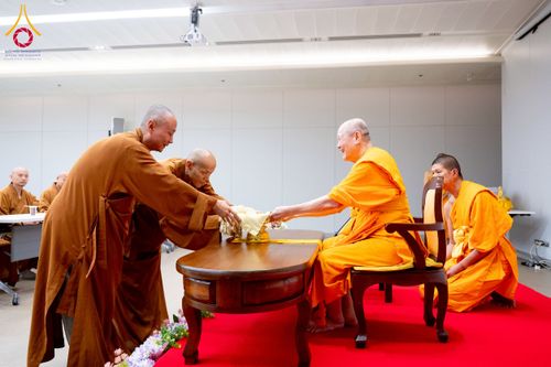 ภาพ No.222894:วันที่ 23 เมษายน พ.ศ. 2568 หลวงพ่อทัตตชีโวต้อนรับคณะสงฆ์จีน ณ อาคาร 100 ปี คุณยายมหารัตนอุบาสิกาจันทร์ ขนนกยูง วัดพระธรรมกาย