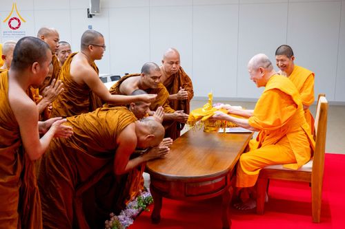 ภาพ No.222570:วันที่ 23 เมษายน พ.ศ. 2568 หลวงพ่อทัตตชีโวต้อนรับคณะสงฆ์บังกลาเทศ ณ อาคาร 100 ปี คุณยายมหารัตนอุบาสิกาจันทร์ ขนนกยูง วัดพระธรรมกาย