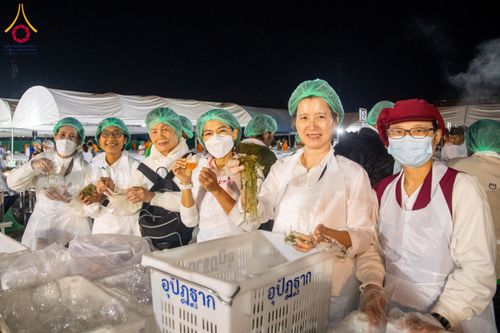 ภาพ No.193546:สาธุชนถวายภัตตาหารเป็นสังฆทาน แด่พระธรรมยาตรา ณ อนุสรณ์สถานคลองบางนางแท่น อ.สามพราน จ.นครปฐม ในโครงการธรรมยาตรา กตัญญูบูชา มหาปูชนียาจารย์ พระมงคลเทพมุนี(สด จนฺทสโร) พระผู้ปราบมาร อนุสรณ์สถาน 7 แห่ง ปีที่ 13 วันที่ 11 มกราคม พ.ศ. 2568