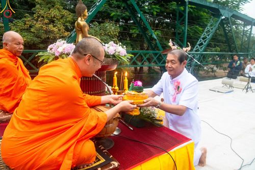 ภาพ No.101969:พิธีตักบาตรพระ 111 รูป ณ สะพานประวัติศาสตร์  อ.ปาย จ.แม่ฮ่องสอน วันอาทิตย์ที่ 10 ธันวาคม พ.ศ. 2566