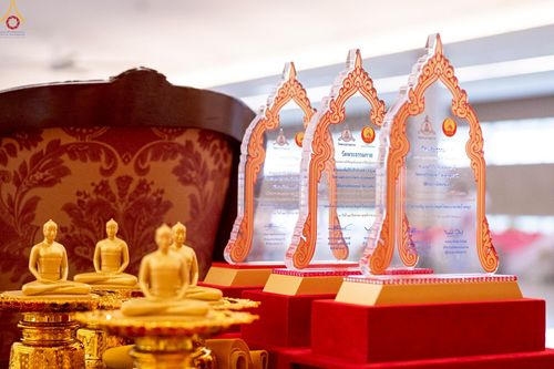 ภาพ No.241718:วันพุธที่ 27 สิงหาคม พ.ศ. 2568 พิธีมอบรางวัลเกียรติยศ แด่สามเณรที่สอบผ่าน โครงการสามเณรทรงปาฏิโมกข์ ปีที่ 3/2568 ณ ค่ายจองแชมป์ หมู่กฏิสามเณรเปรียญธรรม วัดพระธรรมกาย