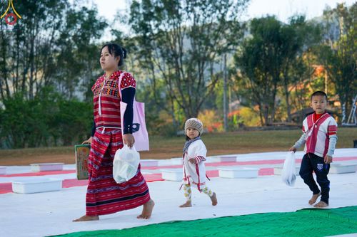 ภาพ No.125189:พิธีตักบาตรเนื่องในวันมาฆบูชา ณ สนามโรงเรียนบ้านนาเกียน  อำเภออมก๋อย จังหวัดเชียงใหม่ วันเสาร์ที่ ๒๔ กุมภาพันธ์ พ.ศ. ๒๕๖๗