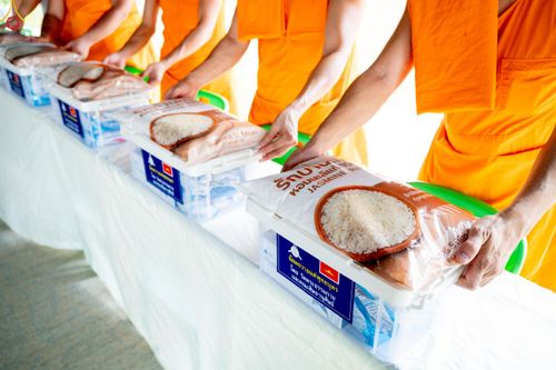 ภาพ No.234332:วันพฤหัสบดีที่ 24 กรกฎาคม พ.ศ. 2568 พิธีถวายสังฆทานแก่คณะสงฆ์ 323 วัด , พิธีมอบกองทุนหนุนแรงใจช่วยครูใต้ , พิธีทำบุญส่วนกุศลแด่ผู้วายชนม์ ในเหตุการณ์ความไม่สงบ 4 จังหวัด ชายแดนภาคใต้ (ปัตตานี , ยะลา , นราธิวาส , สงขลา) ปีที่ 21 ครั้งที่ 179 ณ วัดเวฬุวัน 