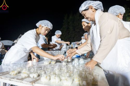 ภาพ No.110641:พิธีถวายภัตตาหารเป็นสังฆทาน แด่คณะพระธรรมยาตราฯ ในโครงการธรรมยาตรากตัญญูบูชา มหาปูชนียาจารย์ พระมงคลเทพมุนี(สด จนฺทสโร) พระผู้ปราบมาร อนุสรณ์สถาน 7 แห่ง ปีที่ 12 วันที่ 12 มกราคม พ.ศ. 2567 ณ อนุสรณ์สถานมหาวิหารพระมงคลเทพมุนี(โลตัสแลนด์) อ.สองพี่น้อง จ.สุ