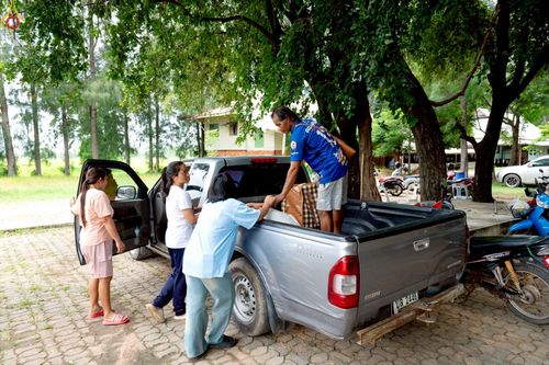 ภาพ No.235349:วันที่ 30-31 กรกฎาคม พ.ศ. 2568 วัดพระธรรมกาย มูลนิธิธรรมกาย ร่วมกับศูนย์ส่งเสริมศีลธรรมจังหวัดสุรินทร์ เปิดศูนย์พักพิงชั่วคราวเพื่อช่วยเหลือประชาชน ผู้อพยพจากเหตุปะทะกันตามแนวชายแดน ไทย-กัมพูชา ตั้งแต่วันที่ 24 กรกฎาคม พ.ศ.2568 เป็นต้นไป