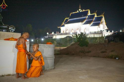 ภาพ No.62202:Photo Story  มหัศจรรย์วัดดงดินแดง Episode 4 กิจกรรมตักบาตรฉลองพระ-เณรกว่า 500 รูป