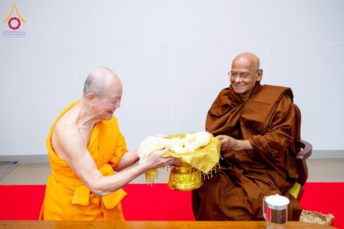 ภาพ No.222327:วันที่ 21 เมษายน พ.ศ. 2568 หลวงพ่อทัตตชีโวต้อนรับคณะสงฆ์ WAB ณ อาคาร 100 ปี คุณยายมหารัตนอุบาสิกาจันทร์ ขนนกยูง วัดพระธรรมกาย