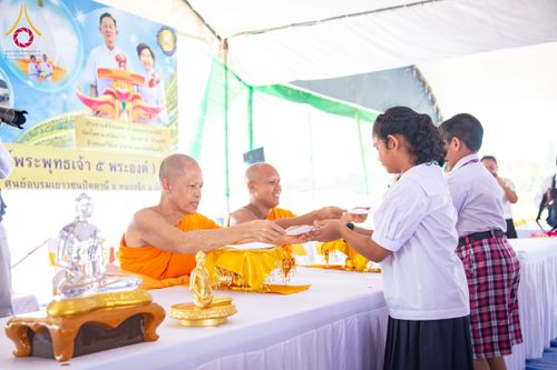 ภาพ No.211475:วันอาทิตย์ที่ 16 มีนาคม พ.ศ. 2568 พิธีทอดผ้าป่าฉลองปทุมเจดีย์ ณ ศูนย์อบรมเยาวชนปัตตานี