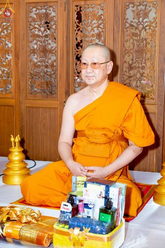 ภาพ No.214723:พิธีต้อนรับสัญญาบัตร พัดยศ พระราชวิเทศวชิรเวที (บัณฑิต วรปญฺโญ) เจ้าอาวาสวัดพระธรรมกายสกอตแลนด์ สหราชอาณาจักร ผู้ช่วยเจ้าอาวาสวัดพระธรรมกาย ณ อุโบสถพระไตรปิฏก วัดพระธรรมกาย