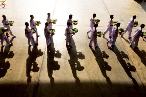 ภาพ No.248551:วันที่ 28 กันยายน พ.ศ. 2568 พิธีตัดปอยผม และปลงผม โครงการอุปสมบทบูชาธรรม 141 ปี พระมงคลเทพมุนี ณ วิหารคด วัดพระธรรมกาย