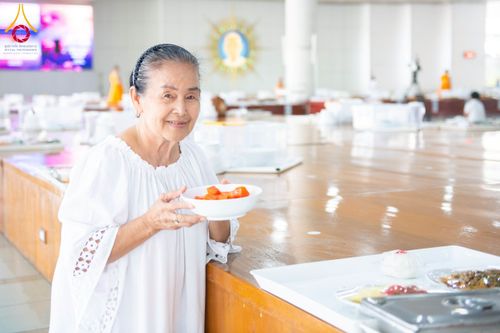 ภาพ No.268257:วันที่ 8 พฤศจิกายน พ.ศ. 2568 พิธีถวายภัตตาหารเมนูสวรรค์ เพื่อการบรรลุธรรม ณ หอฉันคุณยายอาจารย์ฯ วัดพระธรรมกาย