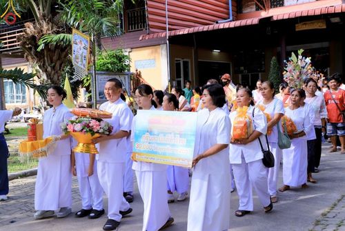 ภาพ No.179462:พิธีทอดกฐิน ณ วัดทุ่งเข็น จ.สุพรรณบุรี ในโครงการกฐินสามัคคีทั่วไทย 30,000 วัด บูชาธรรม 80 ปี หลวงพ่อธัมมชโย โดยคณะศิษยานุศิษย์วัดพระธรรมกาย วันที่ 27 ตุลาคม พ.ศ. 2567