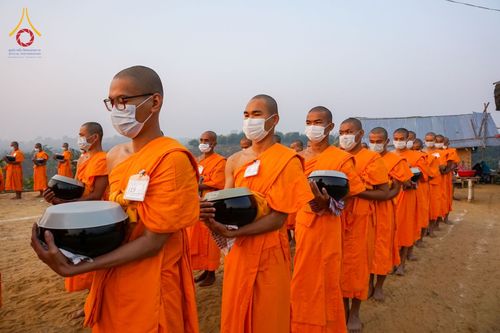 ภาพ No.76335:คณะสงฆ์และสามเณรบิณฑบาต ประเทศบังกลาเทศ วันที่ 11 กุมภาพันธ์ พ.ศ. 2566