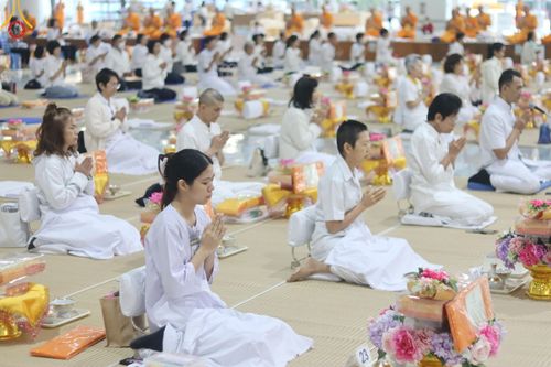 ภาพ No.177323:พิธีถวายภัตตาหารเมนูสวรรค์ และพิธีบุพเปตพลี ครั้งที่ 158 ร่วมอุทิศบุญแด่หมู่ญาติที่ล่วงลับไปแล้ว และสืบทอดอายุพระพุทธศาสนา ณ วัดพระธรรมกาย วันที่ 30 พฤศจิกายน พ.ศ.2567 (วันพระ แรม 15 ค่ำ เดือน 12)