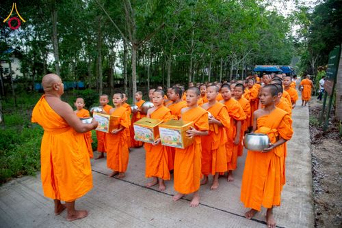 ภาพ No.217888:วันศุกร์ที่ 11 เมษายน พ.ศ. 2568 พระและสามเณร 99 รูป จากศูนย์ปฏิบัติธรรมระยอง(บ้านช่องลม) บิณฑบาต ณ ทุ่งปอเทือง ต.บางบุตร อ.บ้านค่าย จ.ระยอง เพื่อเป็นการฝึกสามเณรภาคฤดูร้อน ผ่านกิจวัตรบิณฑบาตในพื้นที่ชุมชน