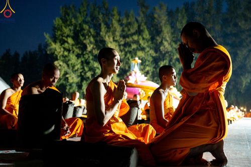 ภาพ No.189150:พระธรรมยาตราปฏิบัติธรรม และถ่ายภาพหมู่ประวัติศาสตร์ ในโครงการธรรมยาตรา กตัญญูบูชา มหาปูชนียาจารย์ พระมงคลเทพมุนี(สด จนฺทสโร) พระผู้ปราบมาร อนุสรณ์สถาน 7 แห่ง ปีที่ 13 วันที่ 4 มกราคม พ.ศ. 2568 ณ อนุสรณ์สถานมหาวิหารพระมงคลเทพมุนี (โลตัสแลนด์) อ.สองพี่น้อง