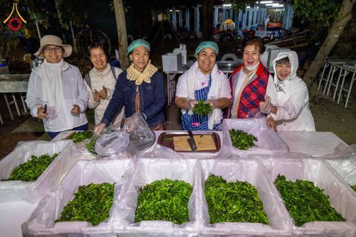 ภาพ No.195555:สาธุชนถวายภัตตาหารเป็นสังฆทาน แด่พระธรรมยาตรา ณ วัดสองพี่น้อง ต.ต้นตาล อ.สองพี่น้อง จ.สุพรรณบุรี ในโครงการธรรมยาตรา กตัญญูบูชา มหาปูชนียาจารย์ พระมงคลเทพมุนี(สด จนฺทสโร) พระผู้ปราบมาร อนุสรณ์สถาน 7 แห่ง ปีที่ 13 วันที่ 15 มกราคม พ.ศ. 2568
