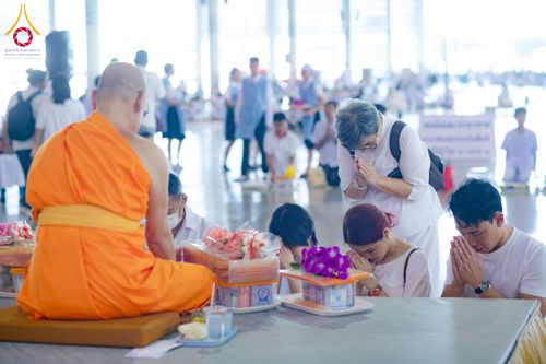ภาพ No.209285:วันอาทิตย์ที่ 2 มีนาคม พ.ศ. 2568 พิธีตักบาตร ข้าวสารอาหารแห้ง ณ บ้านแก้วเรือนทองคุณยายฯ สภาธรรมกายสากล วัดพระธรรมกาย