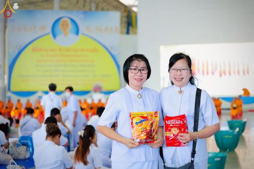 ภาพ No.221927:วันที่ 4 พฤษภาคม พ.ศ. 2568 พิธีตักบาตร เนื่องในวันอาทิตย์ต้นเดือน ณ บ้านแก้วเรือนทองคุณยายฯ วัดพระธรรมกาย