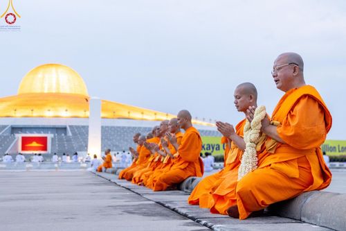 ภาพ No.154763:พิธีจุดประทีป, พิธีฉลองชัยสวดมนต์บทธัมมจักกัปปวัตนสูตร ณ มหารัตนวิหารคด วัดพระธรรมกาย วันอังคารที่ 17 กันยายน พ.ศ. 2567