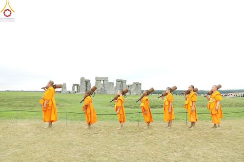 ภาพ No.150425:คณะสงฆ์และสามเณร  วัดพระธรรมกายลอนดอน สหราชอาณาจักร จัดบิณฑบาตและนั่งสมาธิที่ Stonehenge วันพุธที่ 14 สิงหาคม  พ.ศ. 2567