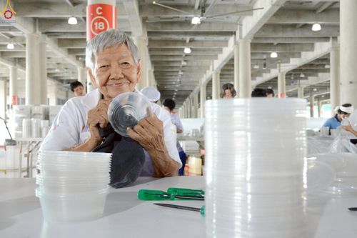 ภาพ No.246645:วันที่ 12 กันยายน พ.ศ. 2568 การเก็บงาน จัดเก็บไฟ LED ของเจ้าหน้าที่ทุกสถานะ ณ วิหารคด วัดพระธรรมกาย