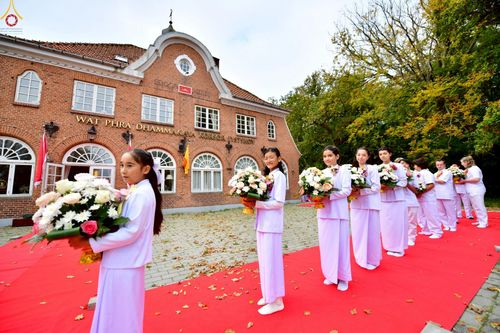 ภาพ No.257341:วันที่ 11 ตุลาคม พ.ศ. 2568 พิธีทอดกฐินสามัคคี  เพื่องานเผยแผ่พระพุทธศาสนา วิชชาธรรมกายสู่ชาวท้องถิ่น ณ วัดพระธรรมกายคอร์ซัวร์ ลุสท์สโกว  ประเทศเดนมาร์ก 