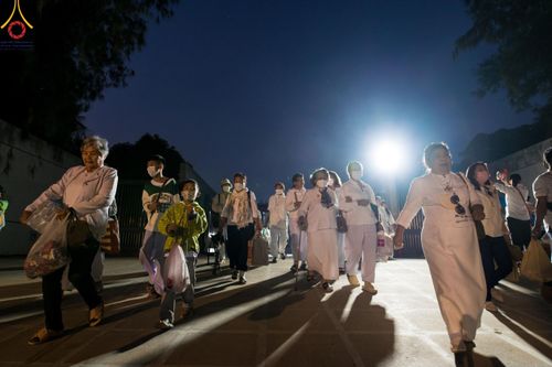 ภาพ No.107327:พิธีตักบาตรพระธรรมยาตราฯ ในโครงการธรรมยาตรากตัญญูบูชา มหาปูชนียาจารย์ พระมงคลเทพมุนี(สด จนฺทสโร) พระผู้ปราบมาร ปีที่ 12 ณ อนุสรณ์สถานมหาวิหารพระมงคลเทพมุนี อ.สองพี่น้อง จ.สุพรรณบุรี วันที่ 7 มกราคม พ.ศ. 2567