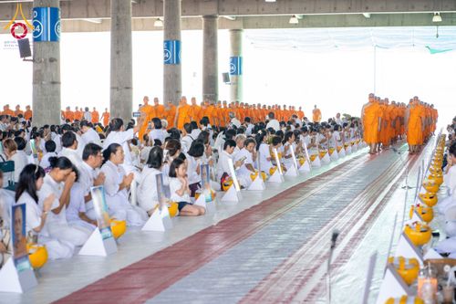 ภาพ No.62511:พิธีถวายบาตรเเละไทยธรรม ในโครงการอุปสมบทหมู่ บูชาธรรมหลวงพ่อธัมมชโย พ.ศ.2567 ณ ลานธรรม พระมหาธรรมกายเจดีย์ วันที่ 13 เมษายน พ.ศ.2567