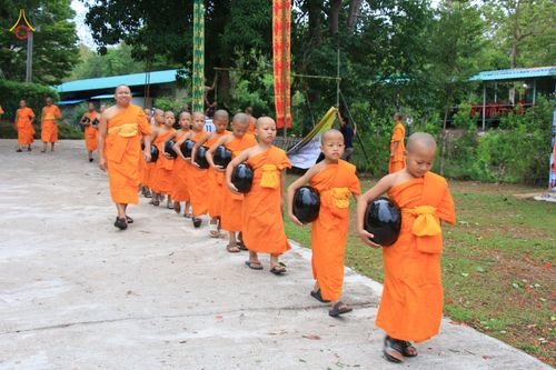 ภาพ No.80875:พิธีตักบาตรพระ ๒๑๖ รูป และ พิธีถวายมหาสังฆทาน ๕๒ วัด ฉลองครบรอบ ๑๖ ปี ธุดงคสถานพรรัตนแพร่ วันอังคารที่ ๙ พฤษภาคม พ.ศ.๒๕๖๖ ณ ธุดงคสถานพรรัตนะ อำเภอวังชิ้น จังหวัดแพร่