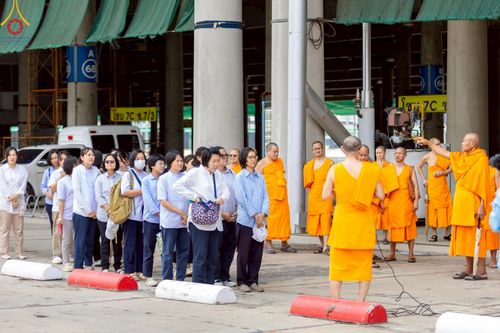 ภาพ No.214517:วันที่ 31 มีนาคม พ.ศ.2568 การทดลองใช้รถ shuttle bus  ขนส่งพระภิกษุ  เพื่องานถวายมหาสังฆทาน วันคุ้มครองโลก