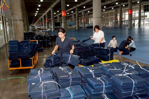 ภาพ No.220726:วันที่ 24-25 เมษายน พ.ศ. 2568 การเก็บงาน ผ้ารับประเคน ผ้าระบาย โต๊ะ เก้าอี้  ภายหลังงานวันคุ้มครองโลก ณ วัดพระธรรมกาย