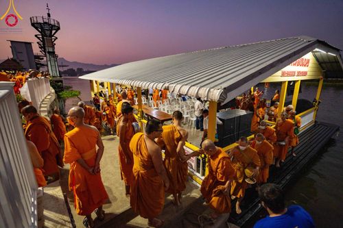 ภาพ No.101717:ตักบาตรพระ 10,000 รูป เติมบุญให้แผ่นดิน เนื่องในโอกาส 192 ปี จังหวัดกาญจนบุรี หนึ่งในโครงการตักบาตรพระ 2,000,000 รูป  77 จังหวัดทุกวัดทั่วไทย วันจันทร์ที่ 11 ธันวาคม พ.ศ. 2566 บริเวณถนนสองแคว (SKY WALK) เมืองกาญจนบุรี