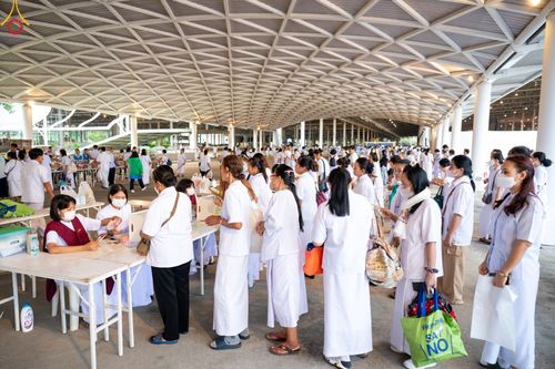 ภาพ No.89400:พิธีตักบาตร ข้าวสารอาหารแห้ง พิธีบูชาข้าวพระ และพิธีจุดเทียนใจ ไฟนิรันดร์  อนันตชัย ณ สภาธรรมกายสากล วัดพระธรรมกาย วันอาทิตย์ที่ 1 ตุลาคม พ.ศ. 2566