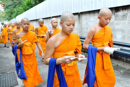 ภาพ No.229629:วันที่ 25 มิถุนายน พ.ศ. 2568 (แรม 15 ค่ำ เดือน 7) พิธีบุพเปตพลี ครั้งที่ 166 ร่วมอุทิศบุญแด่หมู่ญาติที่ล่วงลับไปแล้ว และสืบทอดอายุพระพุทธศาสนา ณ หอฉันคุณยายอาจารย์ฯ วัดพระธรรมกาย