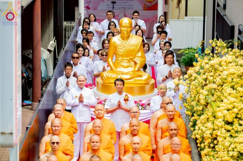 ภาพ No.221240:วันศุกร์ที่ 25 เมษายน พ.ศ. 2568 พิธีอัญเชิญรูปเหมือนพระมงคลเทพมุนี (สด จนฺทสโร) พระผู้ปราบมาร พิธีทอดผ้าป่าสามัคคี 25 ปี พิธีถวายสังฆทาน 15 วัด แด่เจ้าอาวาสภาคพื้นเอเชีย และแอฟริกา ในวาระครบ 25 ปี วัดพระธรรมกายโอซาก้า ประเทศญี่ปุ่น