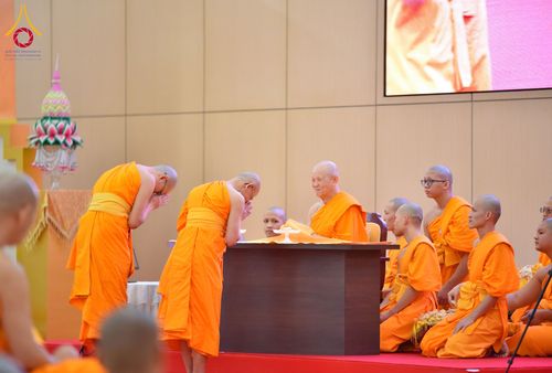 ภาพ No.161619:พิธีรับดวงแก้วนักเรียนบาลี ผู้สมัครสอบในนามวัดพระธรรมกาย วันพุธที่ 2 ตุลาคม พ.ศ. 2567 ณ เทวสภา อาคารร้อยปีคุณยายอาจารย์ฯ วัดพระธรรมกาย จ.ปทุมธานี