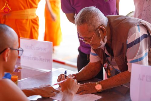 ภาพ No.197307:พิธีเจริญพระพุทธมนต์ ปฏิบัติธรรม มอบทุนการศึกษา ถวายสังฆทาน 108 วัด เพื่อถวายเป็นพุทธบูชา และขับเคลื่อนโครงการหมู่บ้านรักษาศีล 5 โดยคณะสงฆ์จังหวัดนนทบุรี คณะศิษยานุศิษย์วัดพระธรรมกาย โครงการธรรมยาตรา ปีที่ 13 ณ วัดตะเคียน อ.บางกรวย จ.นนทบุรี