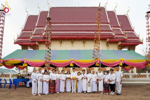 ภาพ No.131398:พิธีอัญเชิญพระบรมสารีริกธาตุ และองค์พระพุทธรัตนกายสิทธิ์ ติดตั้งองค์พระเจดีย์จตุรทิศ ถวายองค์พระเจดีย์ ลานธรรมและกำแพงแก้ว ถวายเป็นพุทธบูชา น้อมถวายบูชาธรรมหลวงพ่ออายุวัฒนมงคล ๘๐ พรรษา วันเสาร์ที่ ๑๖ มีนาคม พ.ศ. ๒๕๖๗ ณ วัดเขาพญาปราบ ต.ตะขบ อ.ปักธงชัย จ.น