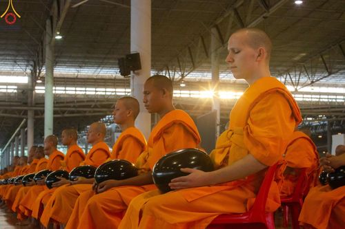 ภาพ No.167443:พิธีตักบาตรและพิธีบูชาข้าวพระ ในวันอาทิตย์ที่ 3 พฤศจิกายน พ.ศ. 2567 ณ วัดพระธรรมกาย