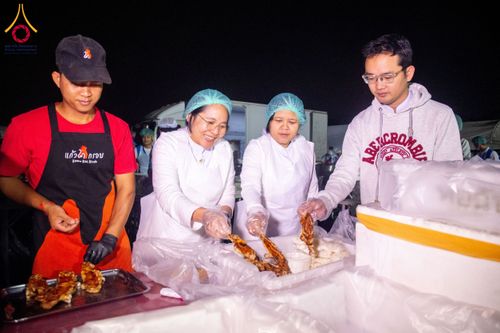 ภาพ No.195835:พิธีถวายภัตตาหารเป็นสังฆทาน แด่พระธรรมยาตรา ณ วัดโบสถ์(บน) ตำบลบางคูเวียง อำเภอบางกรวย จังหวัดนนทบุรี ในโครงการธรรมยาตรา กตัญญูบูชา มหาปูชนียาจารย์ พระมงคลเทพมุนี(สด จนฺทสโร) พระผู้ปราบมาร อนุสรณ์สถาน 7 แห่ง ปีที่ 13 วันที่ 16 มกราคม พ.ศ. 2568