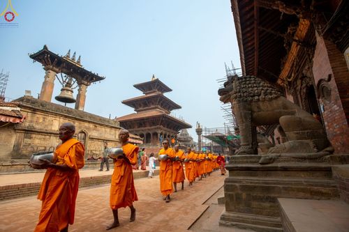 ภาพ No.80184:สามเณรในโครงการบรรพชาสามเณรหมู่ รับบิณฑบาตจากญาติโยมสาธชุน บริเวณชุมชน Patan และ Thamel กรุงกาฐมาณฑุ ประเทศเนปาล วันที่ 31 มีนาคม พ.ศ. 2566