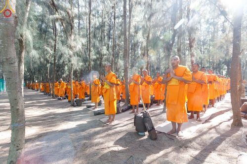 ภาพ No.193209:พิธีต้อนรับพระธรรมยาตรา ณ อนุสรณ์สถาน สถานที่เกิดในเพศสมณะ วัดสองพี่น้อง อำเภอสองพี่น้อง จังหวัดสุพรรณบุรี ในโครงการธรรมยาตรา กตัญญูบูชา มหาปูชนียาจารย์ พระมงคลเทพมุนี(สด จนฺทสโร) พระผู้ปราบมาร อนุสรณ์สถาน 7 แห่ง ปีที่ 13 วันที่ 11 มกราคม พ.ศ. 2568