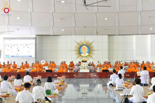 ภาพ No.198013:พิธีถวายภัตตาหารแด่พระภิกษุ สามเณร  บูชาธรรมคุณยายอาจารย์มหารัตนอุบาสิกาจันทร์ ขนนกยูง เนื่องในวาระวันคล้ายวันเกิดครบ 116 ปี วันอาทิตย์ที่ 19 มกราคม พ.ศ. 2568 ณ หอฉันคุณยายอาจารย์ฯ วัดพระธรรมกาย