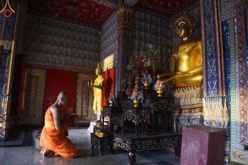 ภาพ No.127903:คณะพระธรรมยาตราฯ ปฎิบัติธรรมและถ่ายภาพหมู่ประวัติศาสตร์ ณ ลานหน้าพระปรางค์สามยอด วัดโคกสมานคุณ อ.หาดใหญ่ จ.สงขลา วันเสาร์ที่ 9 มีนาคม พ.ศ. 2567